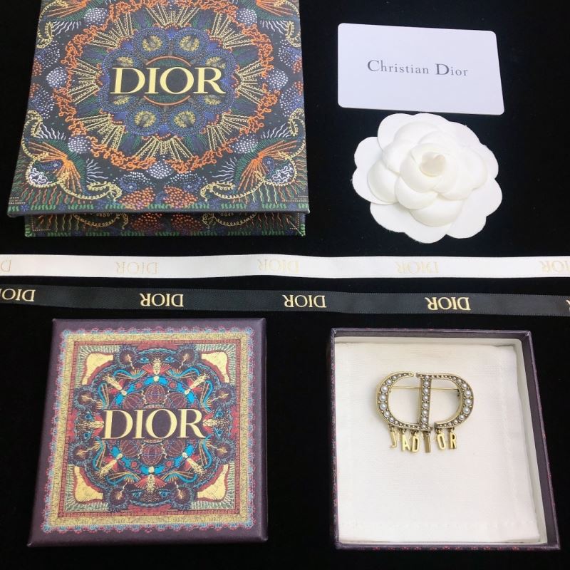 chr1st1an D10r brooches